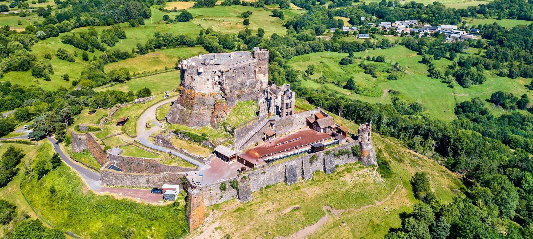 Château de Murol : Vue Aérienne Spectaculaire du Château Fort du Puy-de-Dôme