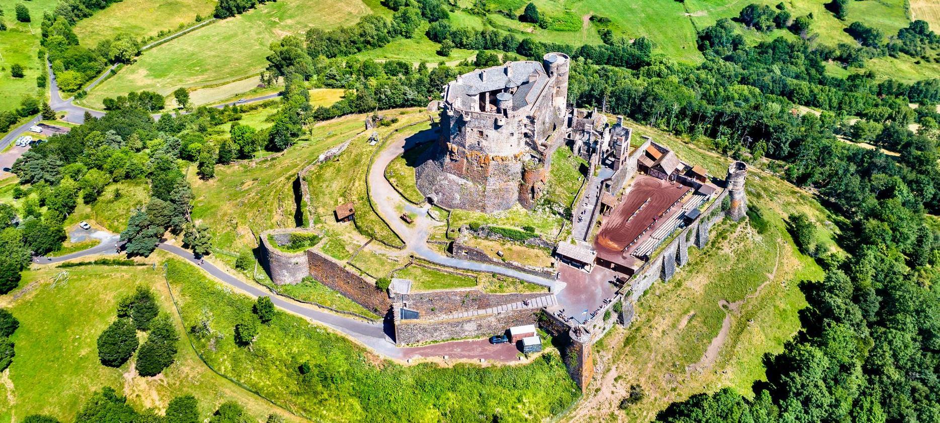 Château de Murol : Vue Aérienne Spectaculaire du Château Fort d'Auvergne