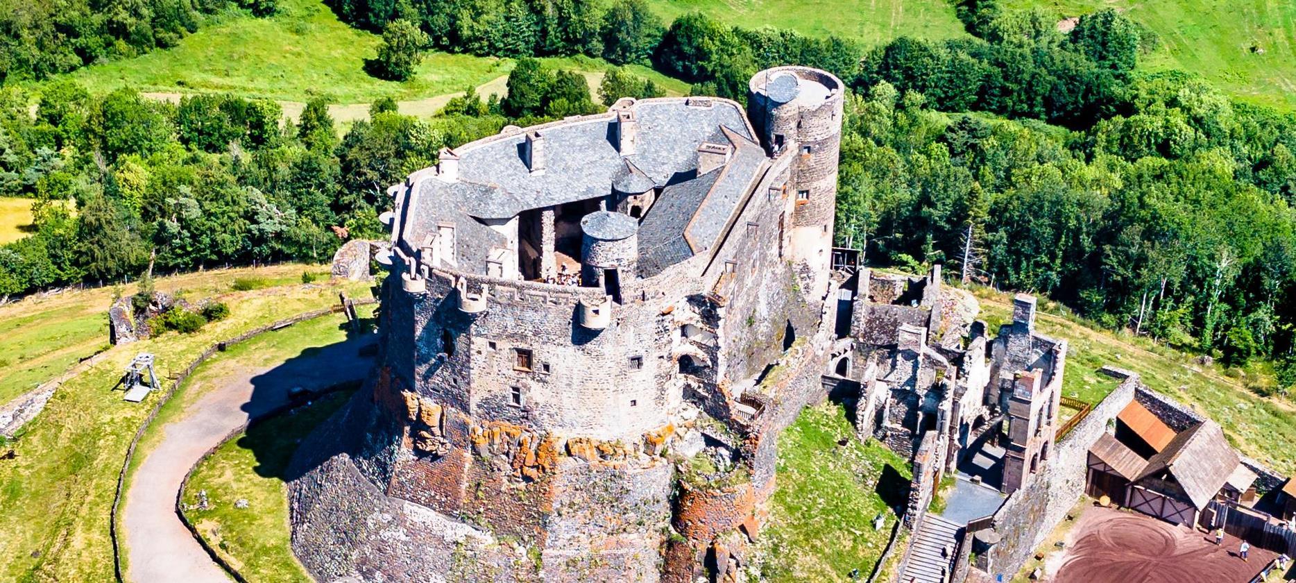 Château de Murol : Vue Aérienne Spectaculaire du Château Fort de Murol