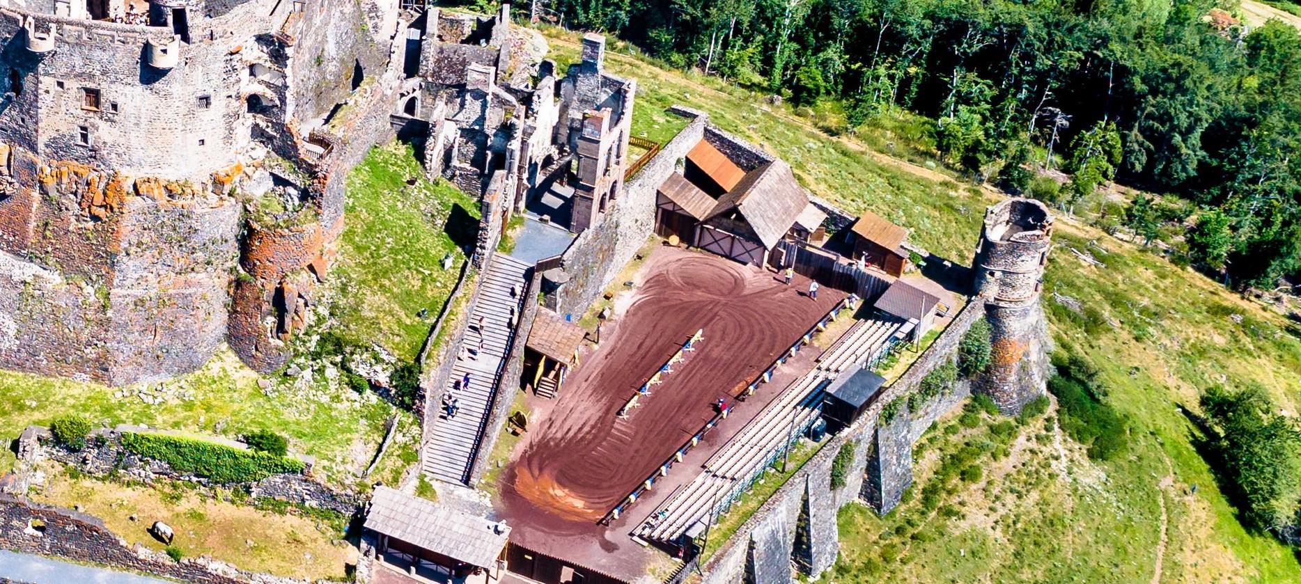 Château de Murol : Vue Aérienne Spectaculaire du Spectacle Équestre