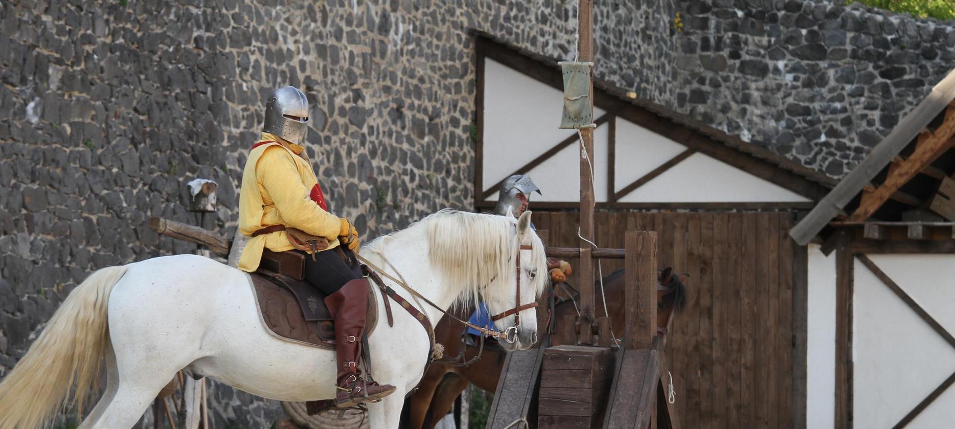 Château de Murol : Spectacle Équestre Enchanté en Auvergne