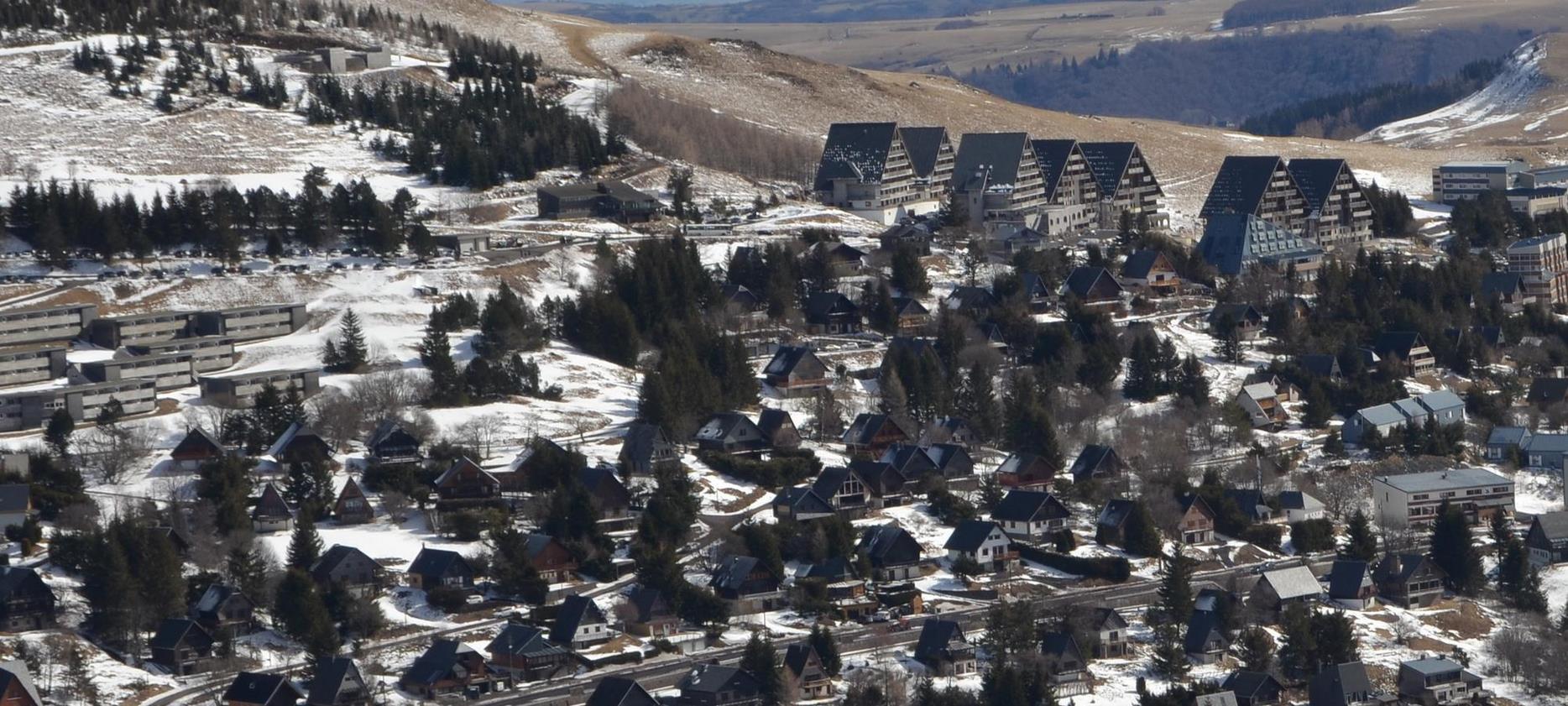 Super Besse : Village de Chalets, Charme et Authenticité à l'Entrée de la Station