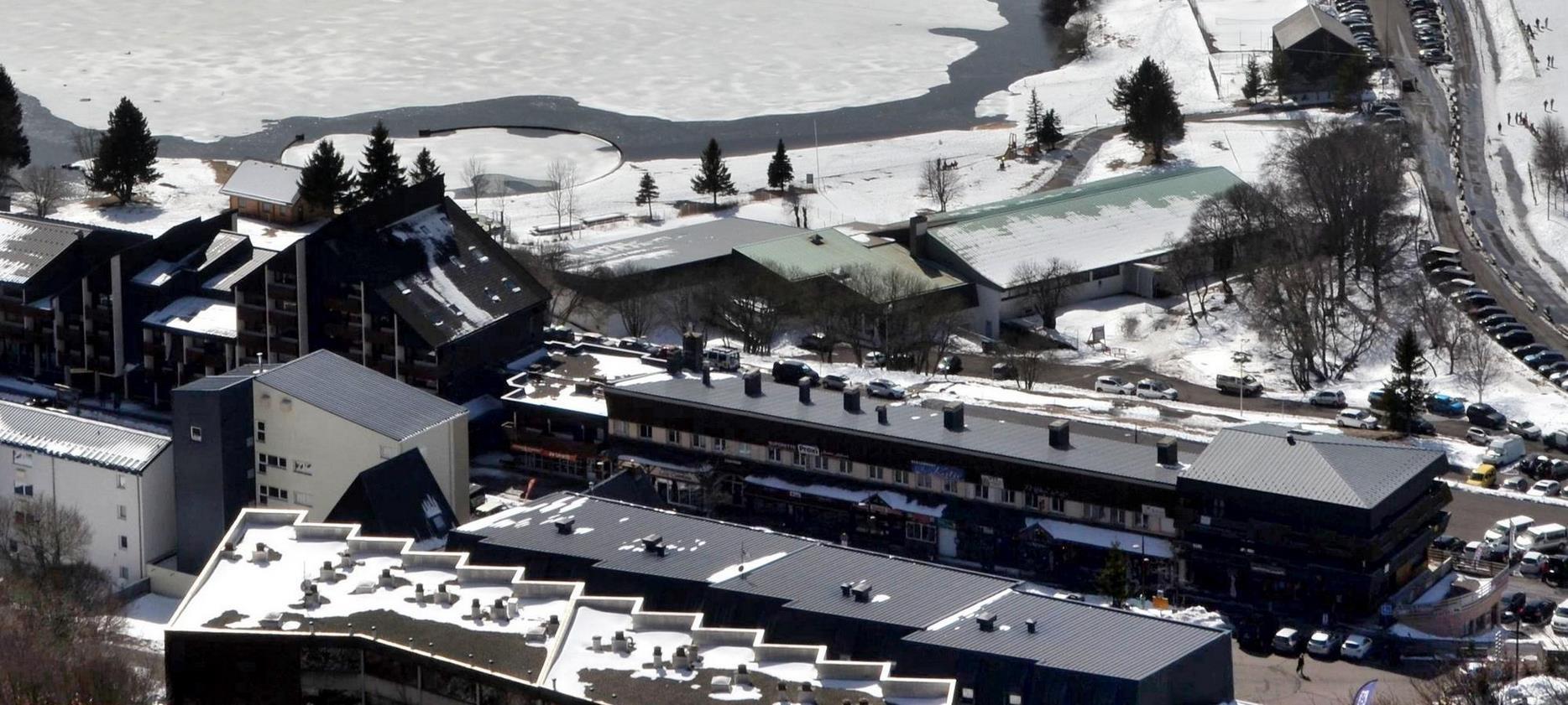 Super Besse : Centre de la Station en Hiver, Ambiance Conviviale et Animée