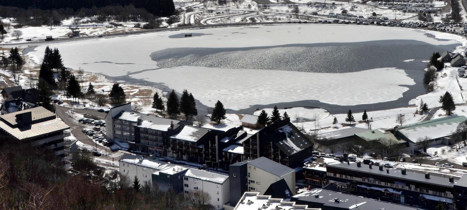 Super Besse : Vue Exceptionnelle sur le Centre et le Lac des Hermines en Hiver