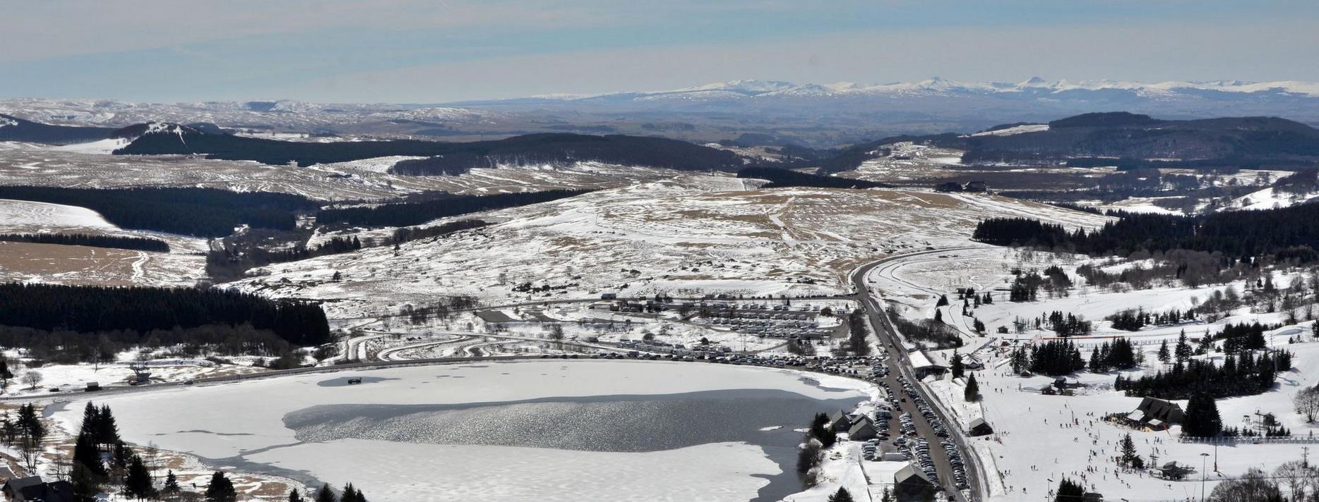 Super Besse : Vue Imprenable sur les Monts du Cantal en Hiver