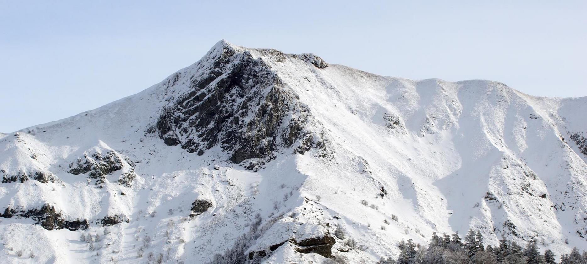 Super Besse : Sommet Enneigé, Un Paysage de Carte Postale