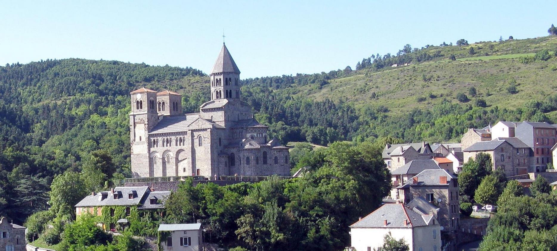 Saint-Nectaire : Eglise Majestueuse surplombant le Village d'Auvergne