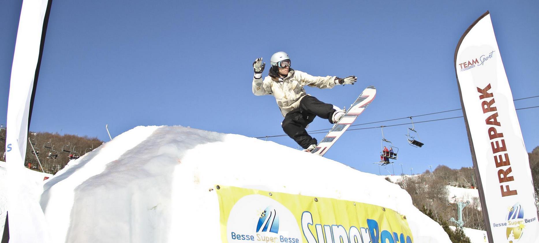 Super Besse : Descentes et figures spectaculaires ! Découvrez les compétitions de snowboard à Super Besse.