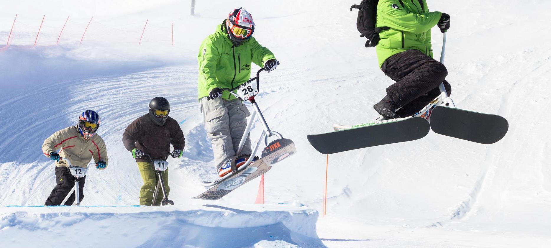 Super Besse : Apprenez à rider en snowscoot ! Des cours pour tous les niveaux vous attendent sur les pistes de Super Besse.