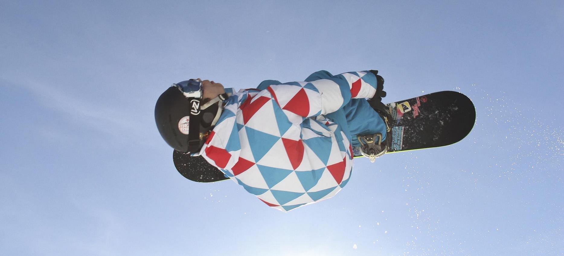 Super Besse : Sauts et figures spectaculaires ! Laissez-vous impressionner par le snowboard à Super Besse.