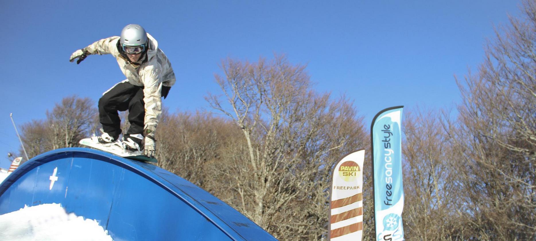 Super Besse : Adrénaline et sensations fortes ! Assistez aux sauts spectaculaires lors des compétitions de snowboard à Super Besse.