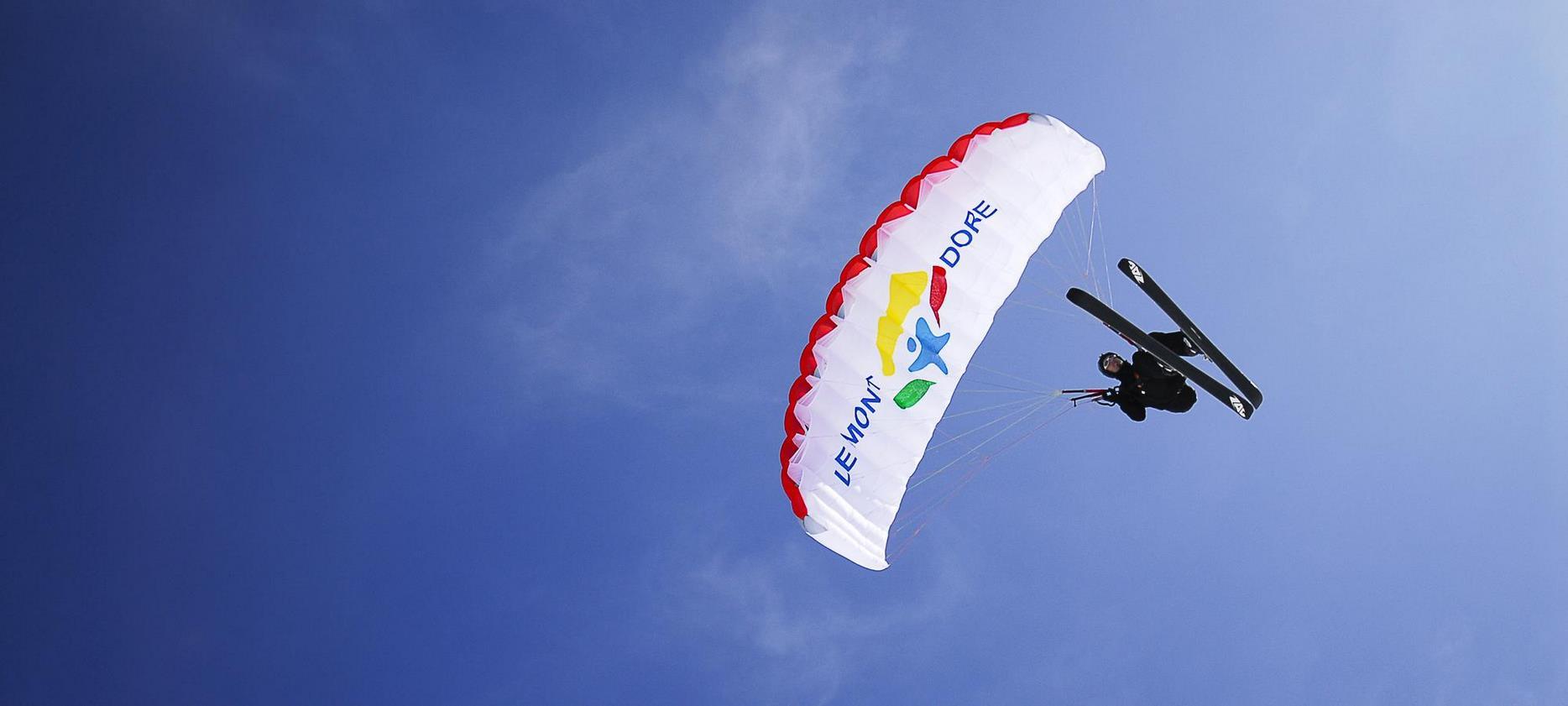 Super Besse : Admirez les paysages enneigés d'une nouvelle perspective ! Profitez du parapente pendant la saison de ski à Super Besse.