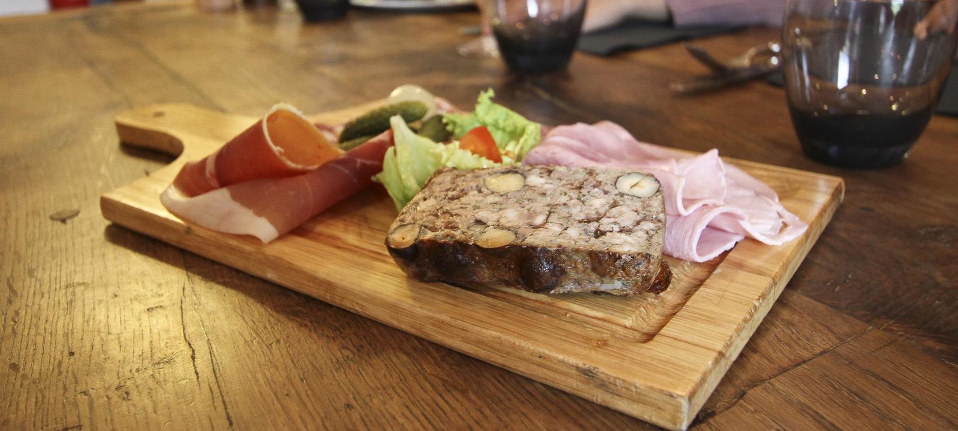 Super Besse: Saveurs Authentiques de la Charcuterie d'Auvergne