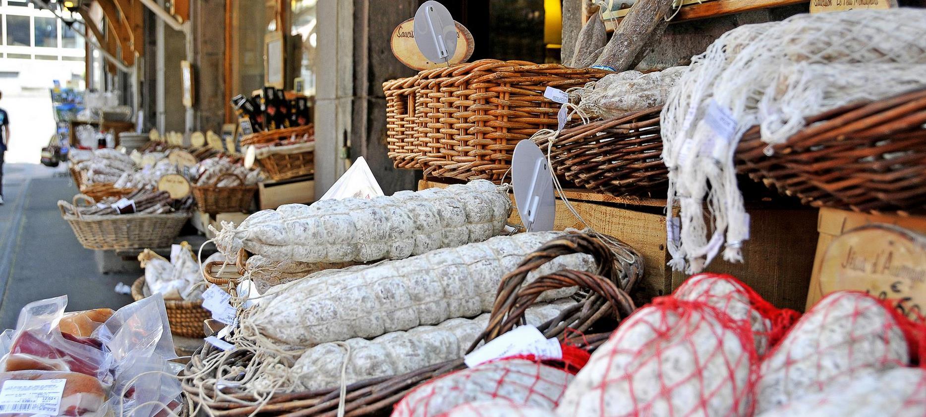 Super Besse : Découverte des Saveurs d'une Étale de Charcuterie d'Auvergne