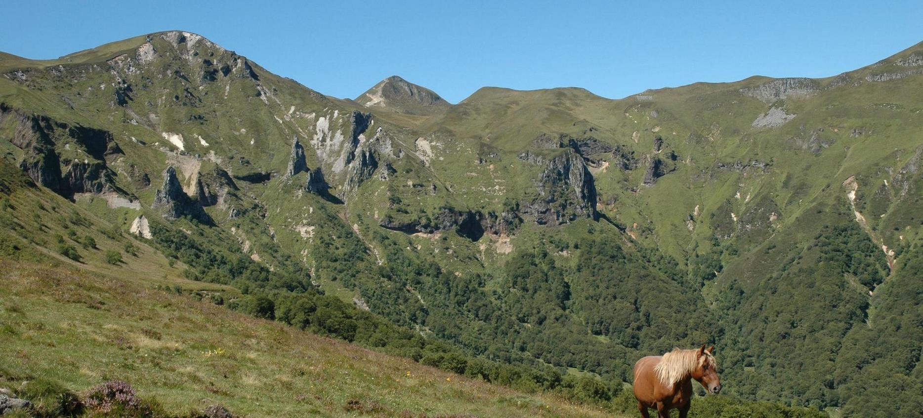 Super Besse - Vallée de Chaudefour : Randonnée à Cheval dans un Parc Naturel