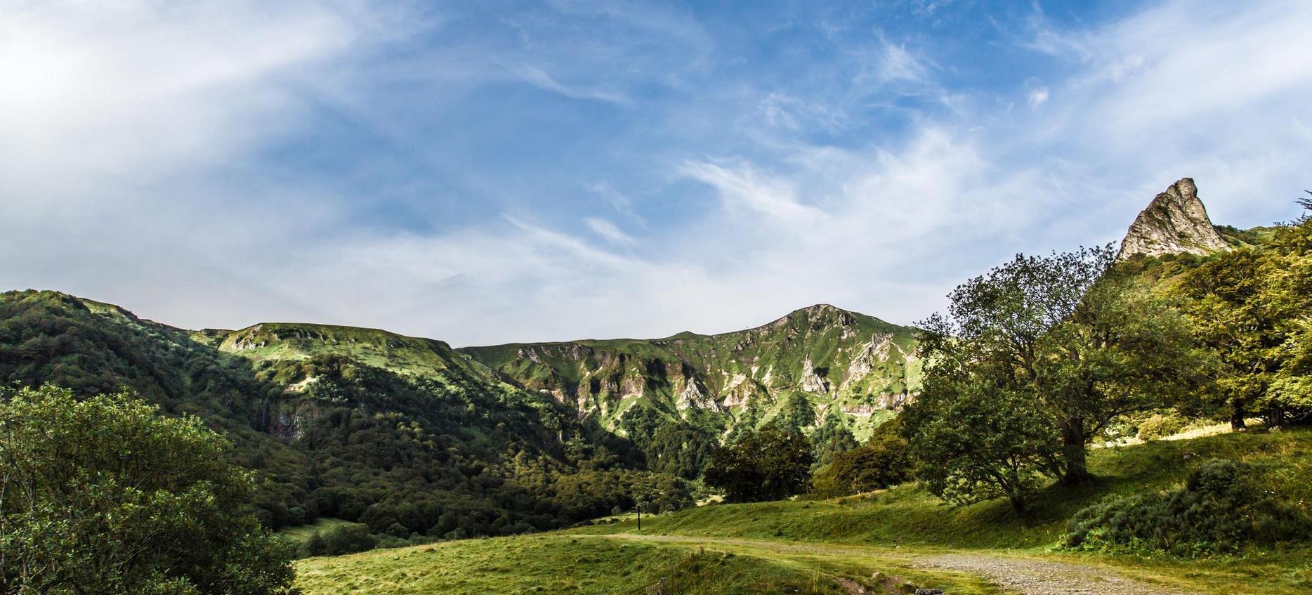 Super Besse - Panorama Splendide sur le Parc Naturel de la Vallée de Chaudefour 