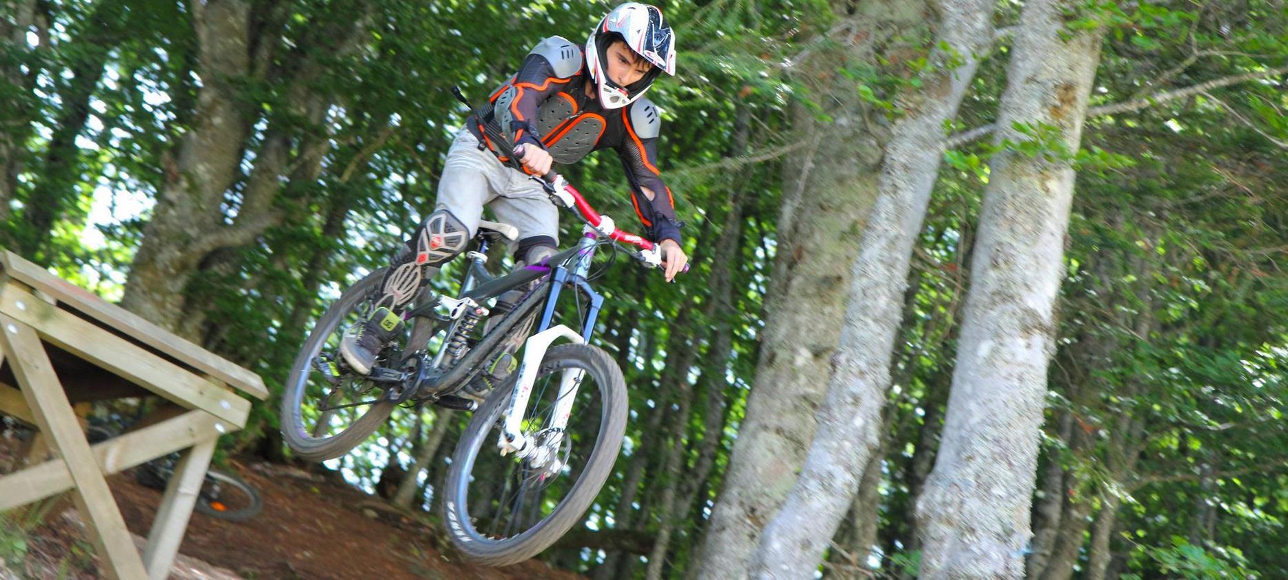 Super Besse : VTT de Descente - Sauts et Adrénaline au Rendez-vous !