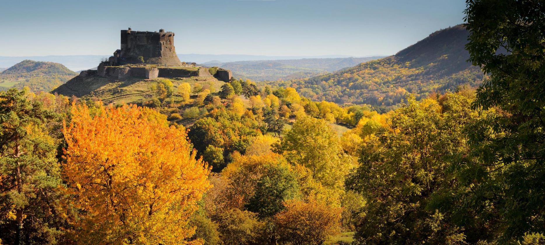 Super Besse : Découvrez le Château de Murol, un château fort majestueux au cœur des volcans d'Auvergne.