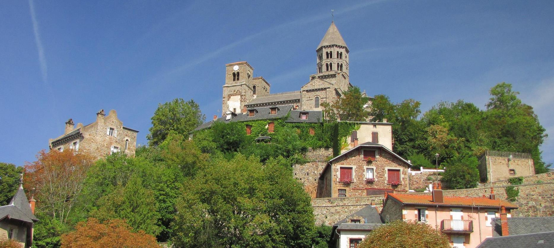 Super Besse : Charme de Saint-Nectaire en Été