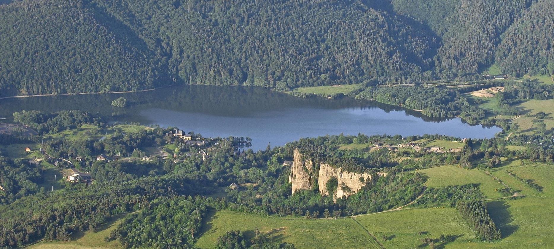 Super Besse : Vue Aérienne Exceptionnelle du Lac Chambon