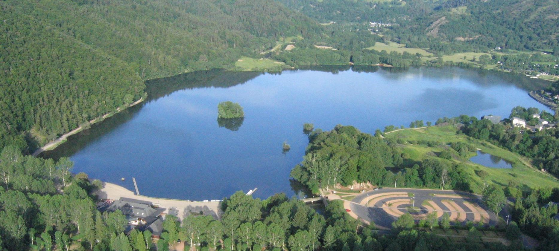 Super Besse : Panorama Drone du Lac Chambon