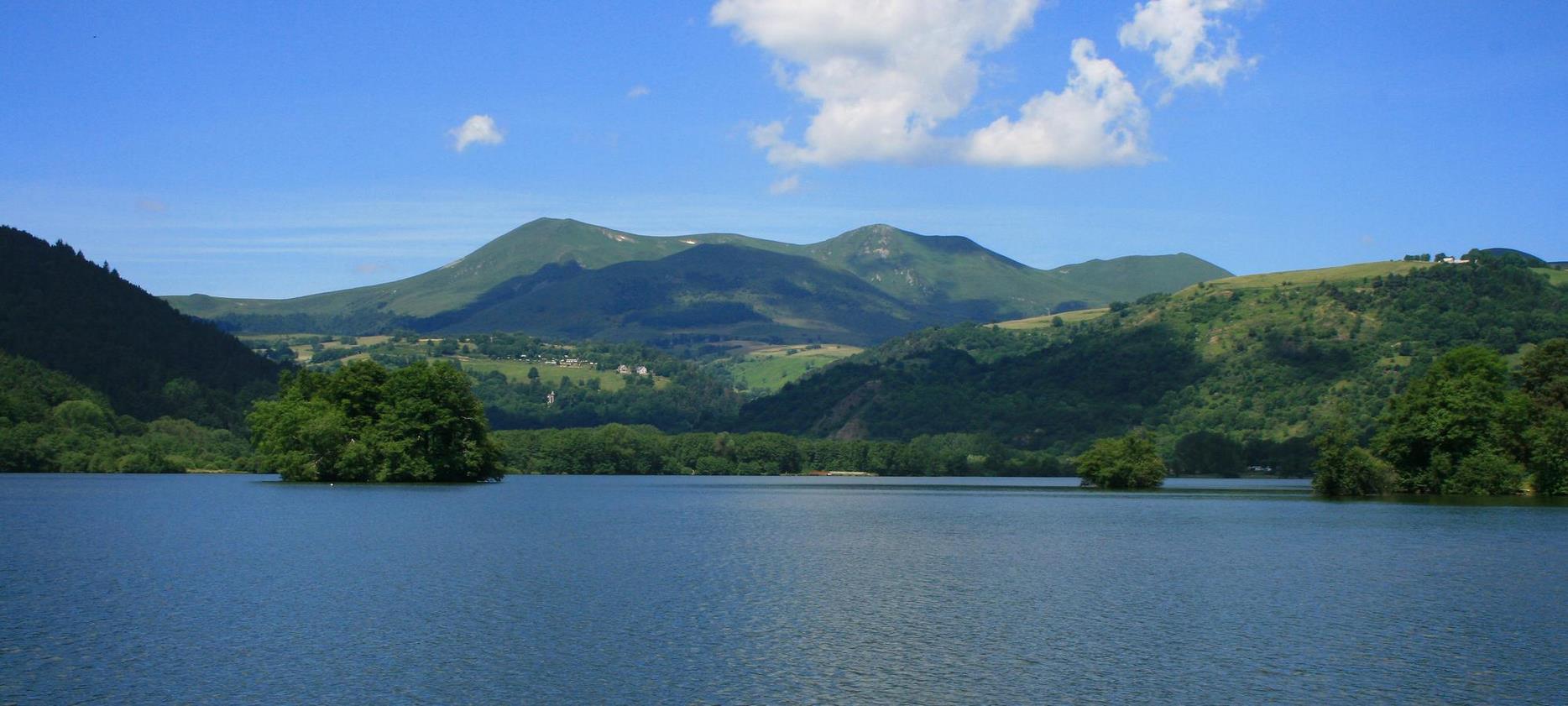 Super Besse : Panorama du Massif du Sancy depuis le Lac Chambon