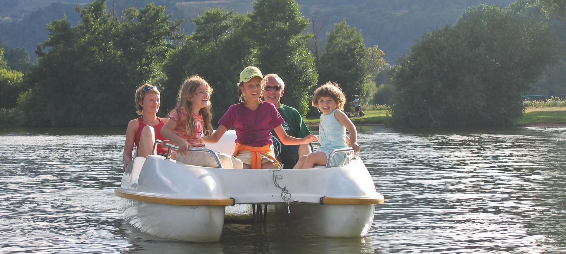 Super Besse : Plaisir en Famille en Pédalo sur le Lac Chambon