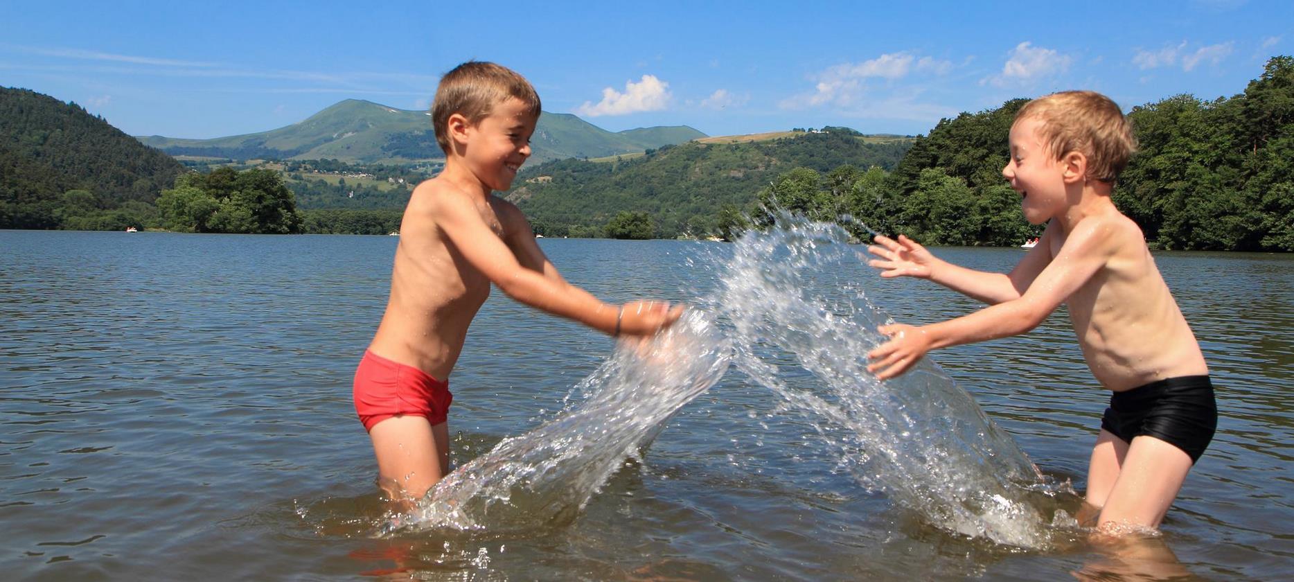 Super Besse : Baignade Rafraîchissante au Lac Chambon