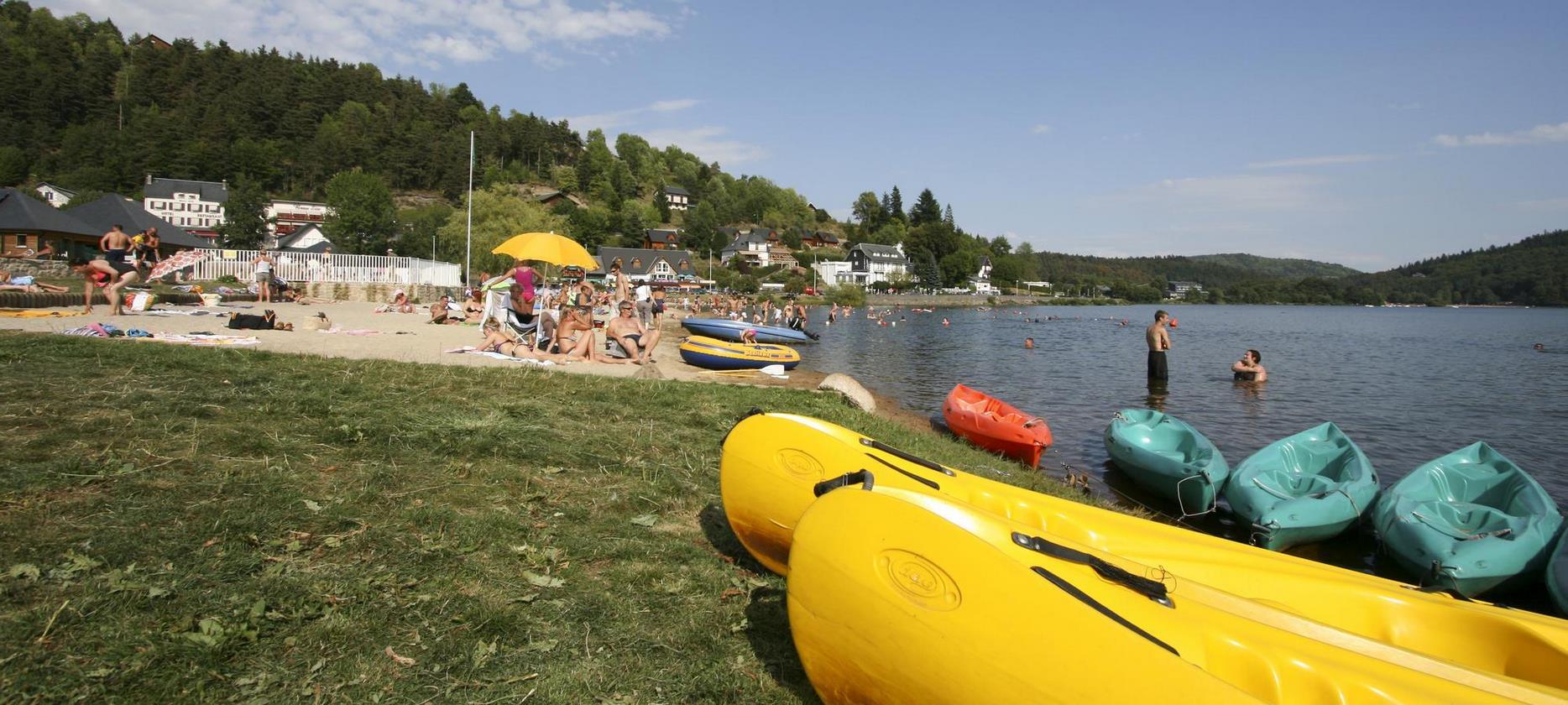 Lac Chambon : Détente sur la Plage du Lac