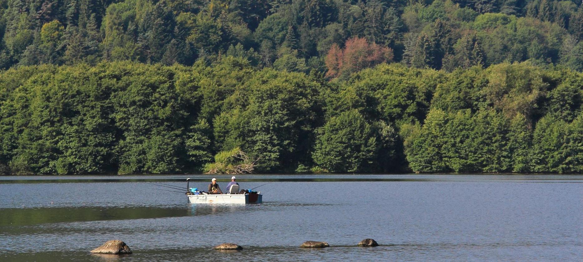 Lac Chambon : Pêcheurs en Barque sur le Lac