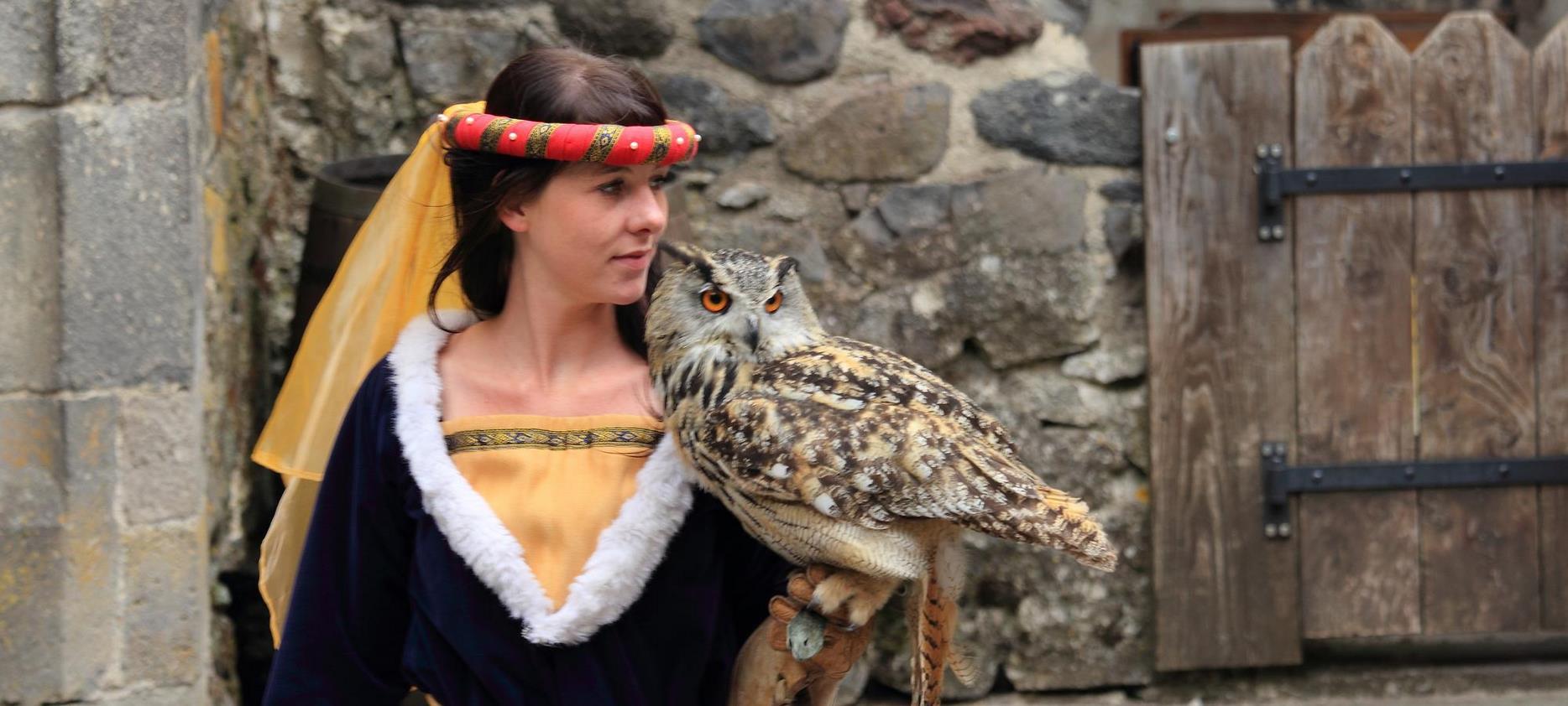 Super Besse : Démonstrations de fauconnerie à la Forteresse de Murol.