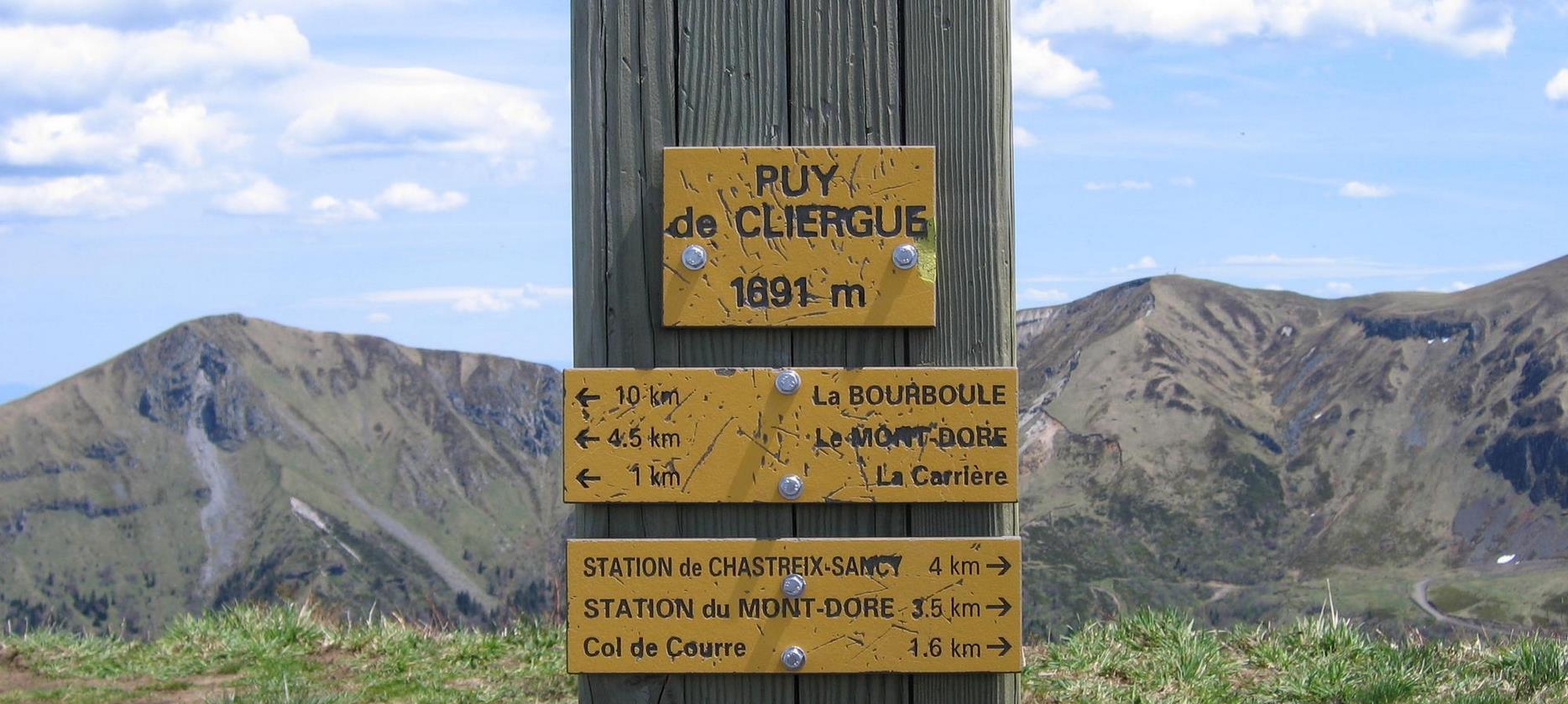 Super Besse - Départ pour le Mont-Dore : Panneau des Chemins de Randonnée