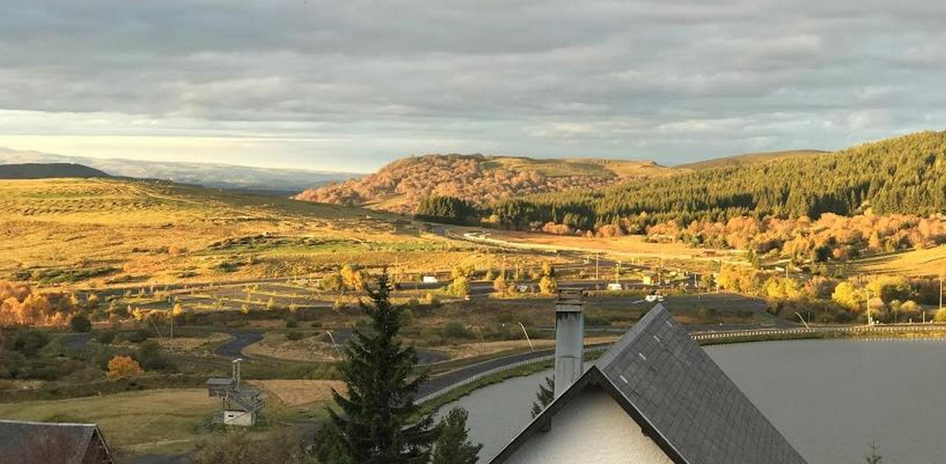 Chalet Ma Cambuse à Super Besse : Vue magnifique sur les pistes de ski de la station pendant l'automne