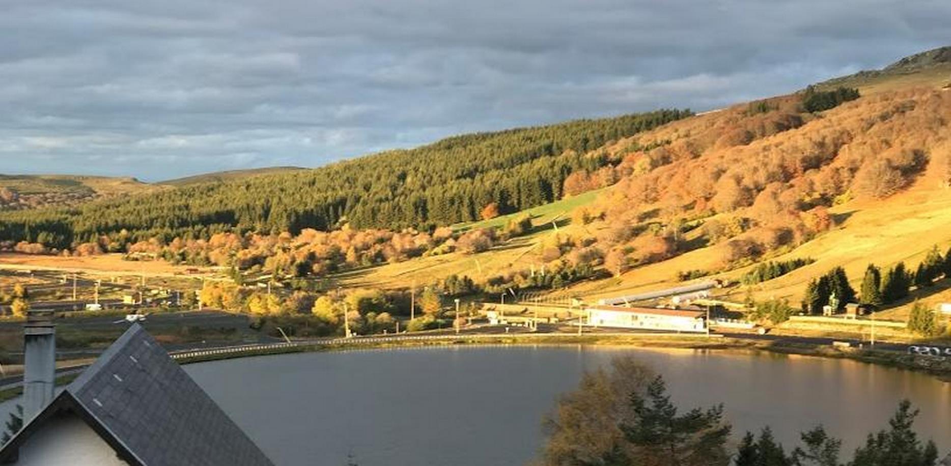 Chalet Ma Cambuse à Super Besse : Vue magnifique sur le Lac des Hermines en automne