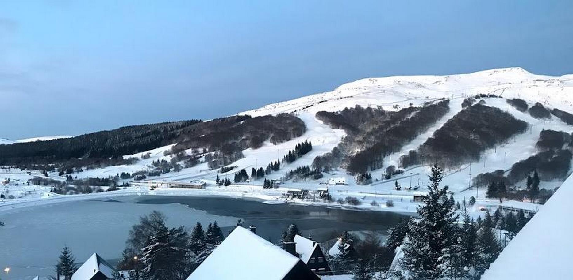 Chalet Ma Cambuse à Super Besse : Vue splendide sur le Lac des Hermines sous son manteau de neige hivernal