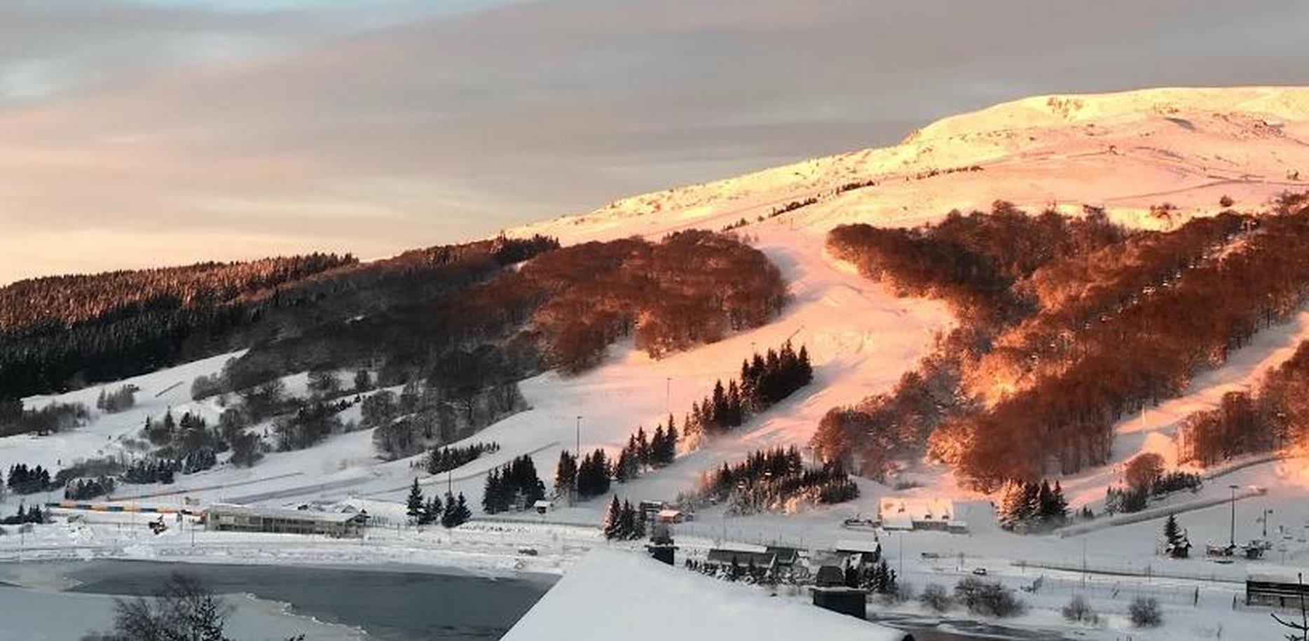 Chalet Ma Cambuse à Super Besse : Vue imprenable sur les pistes de ski de Super Besse au lever du jour