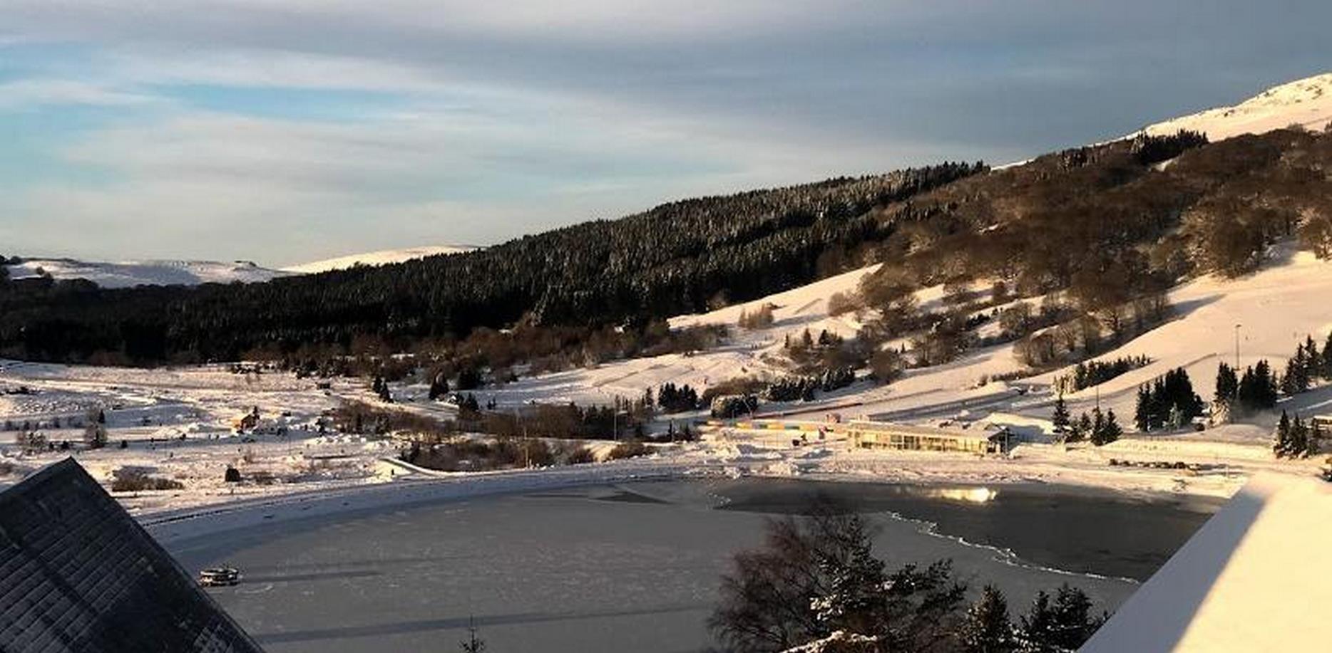 Chalet avec vue sur le Lac des Hermines a Super Besse en hiver