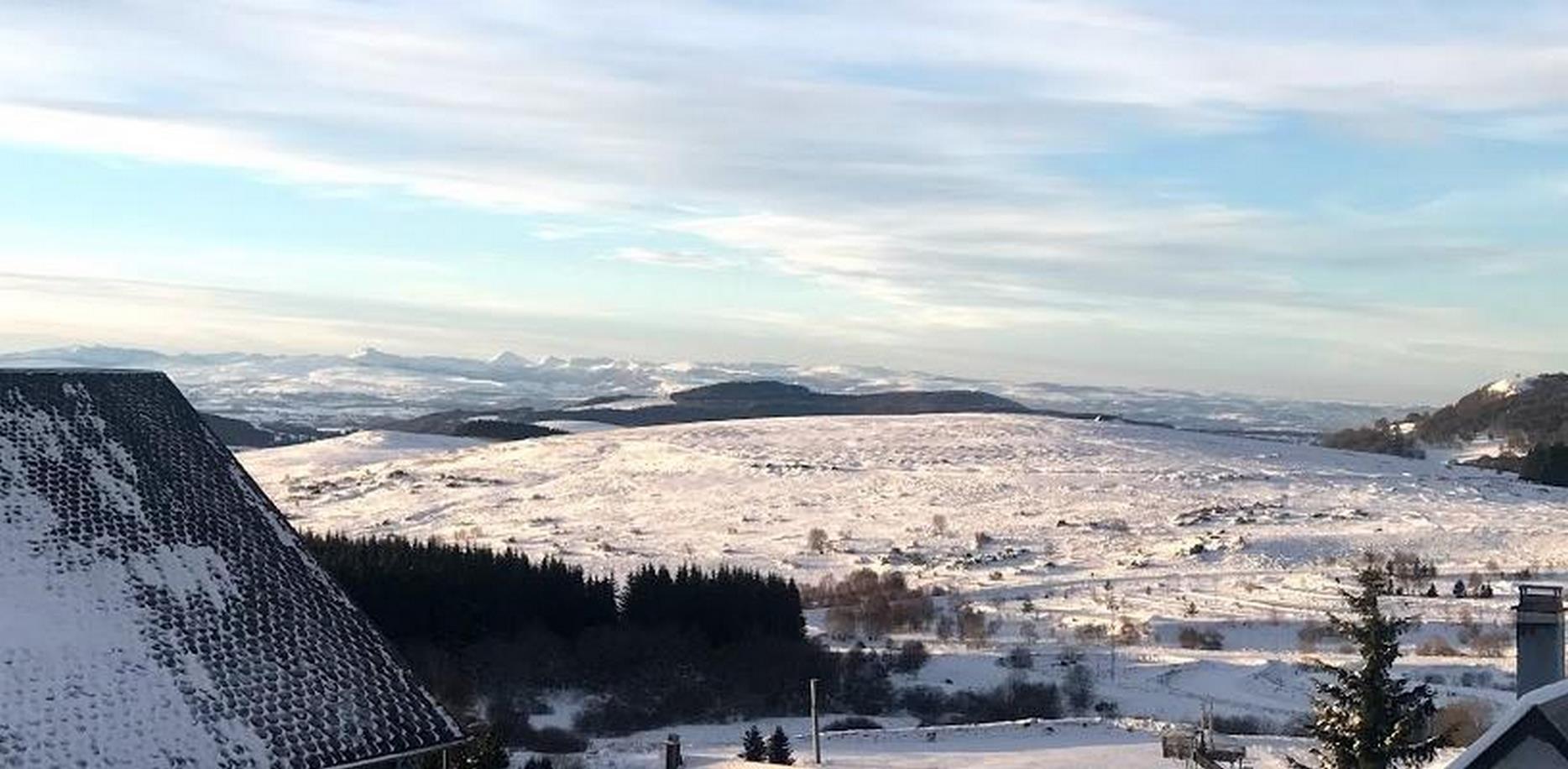 Chalet Ma Cambuse à Super Besse : Vue sur les Monts du Cantal sous la neige