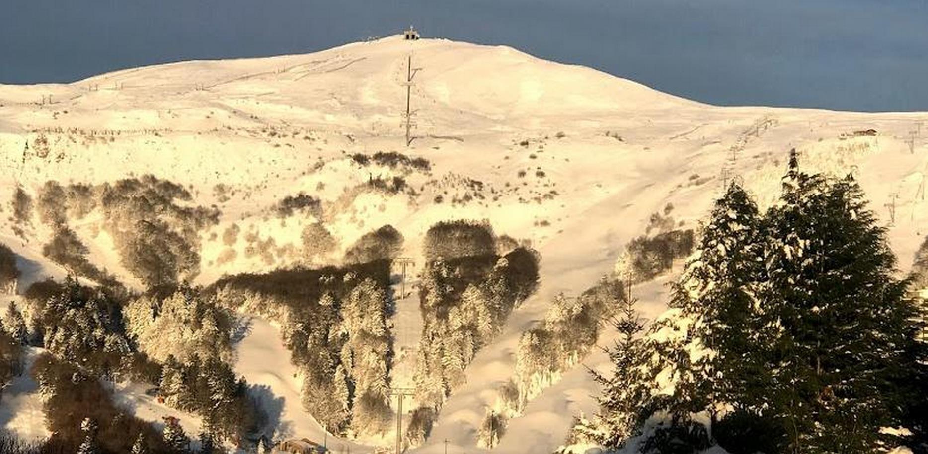 Chalet Ma Cambuse in Super Besse: View of Lac des Hermines in winter