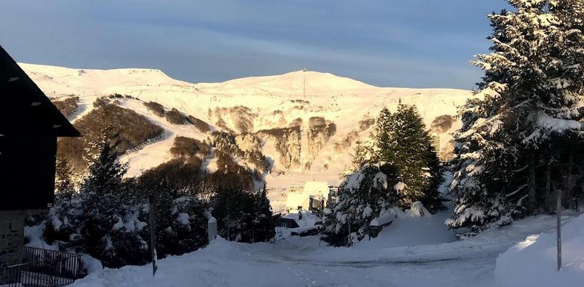 Chalet Ma Cambuse à Super Besse : Vue magnifique sur le téléphérique de la Perdrix sous la neige en hiver