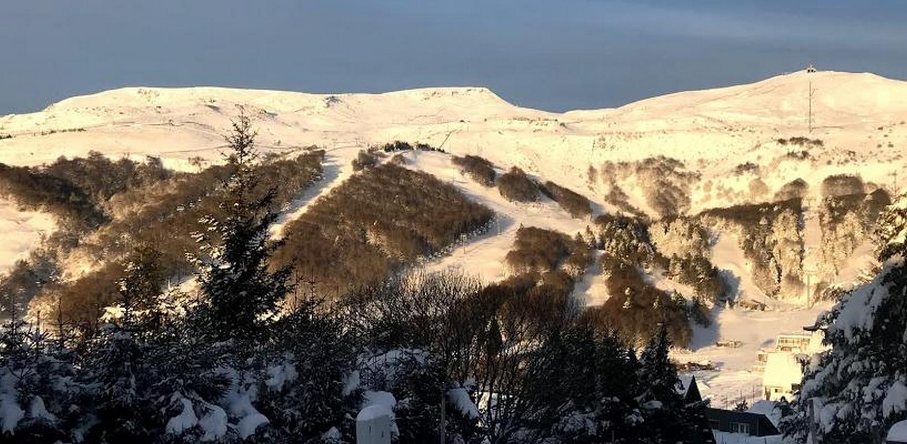 Chalet Ma Cambuse à Super Besse : Vue sur les pistes de ski sous la neige en hiver