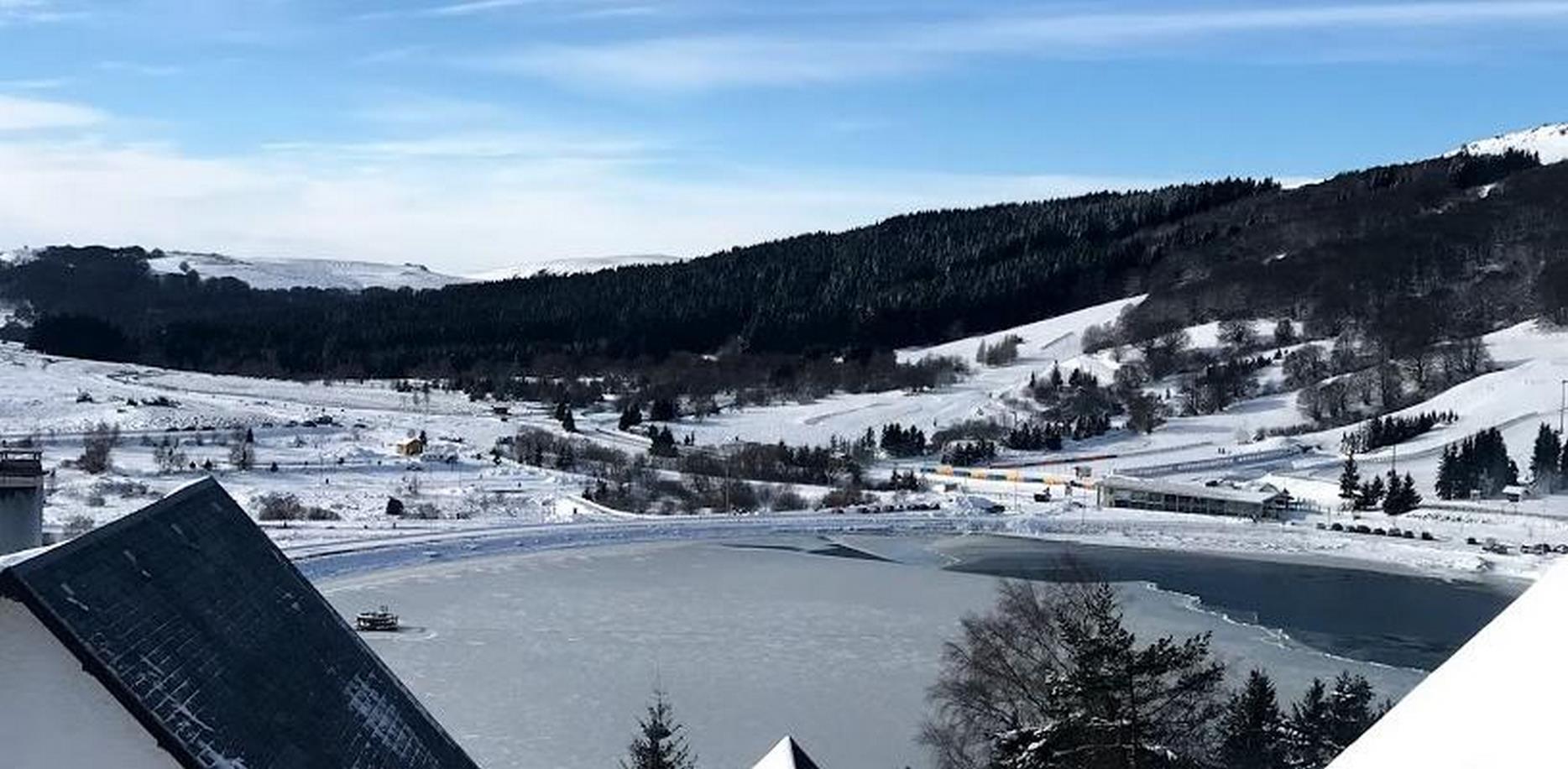 Chalet Ma Cambuse à Super Besse : Chambre quadruple avec belle vue sur le Lac des Hermines