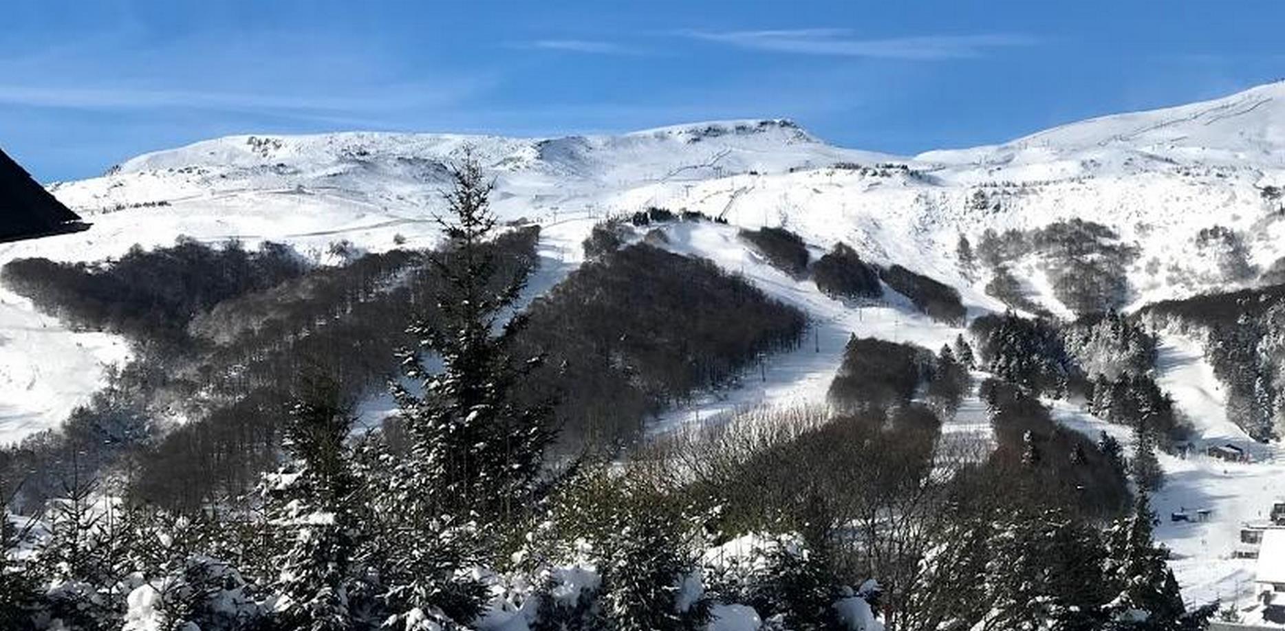 Belle perspective depuis le Chalet Ma Cambuse, surplombant les pistes de ski de Super Besse.