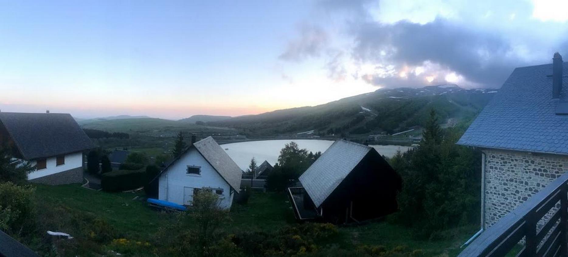 Vue panoramique sur le Lac des Hermines à Super Besse depuis le Chalet Ma Cambuse.