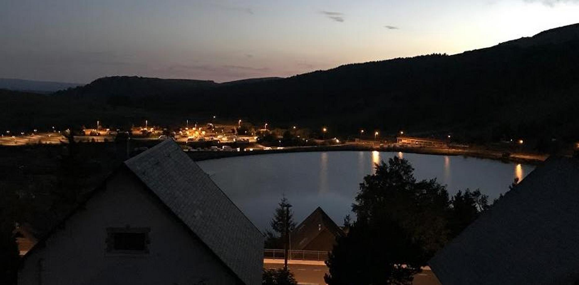 Panorama au crépuscule à Super Besse depuis le Chalet Ma Cambuse.