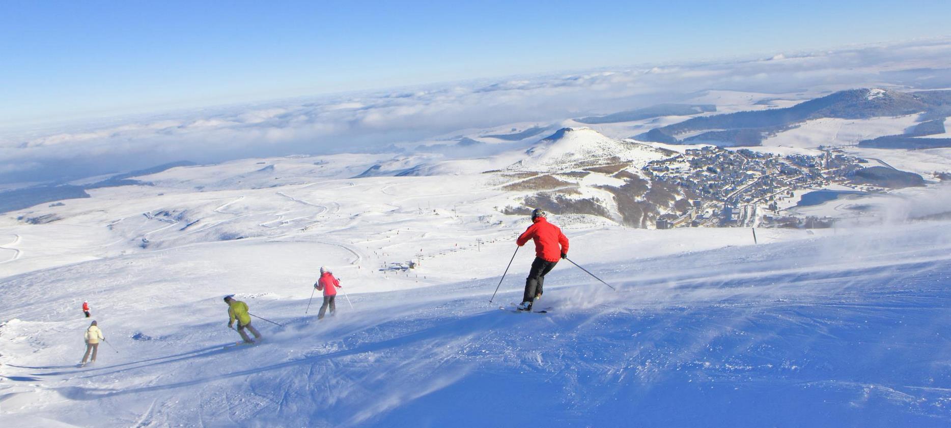 Station de Super Besse - ski alpin en famille avec vue imprenable sur la station.