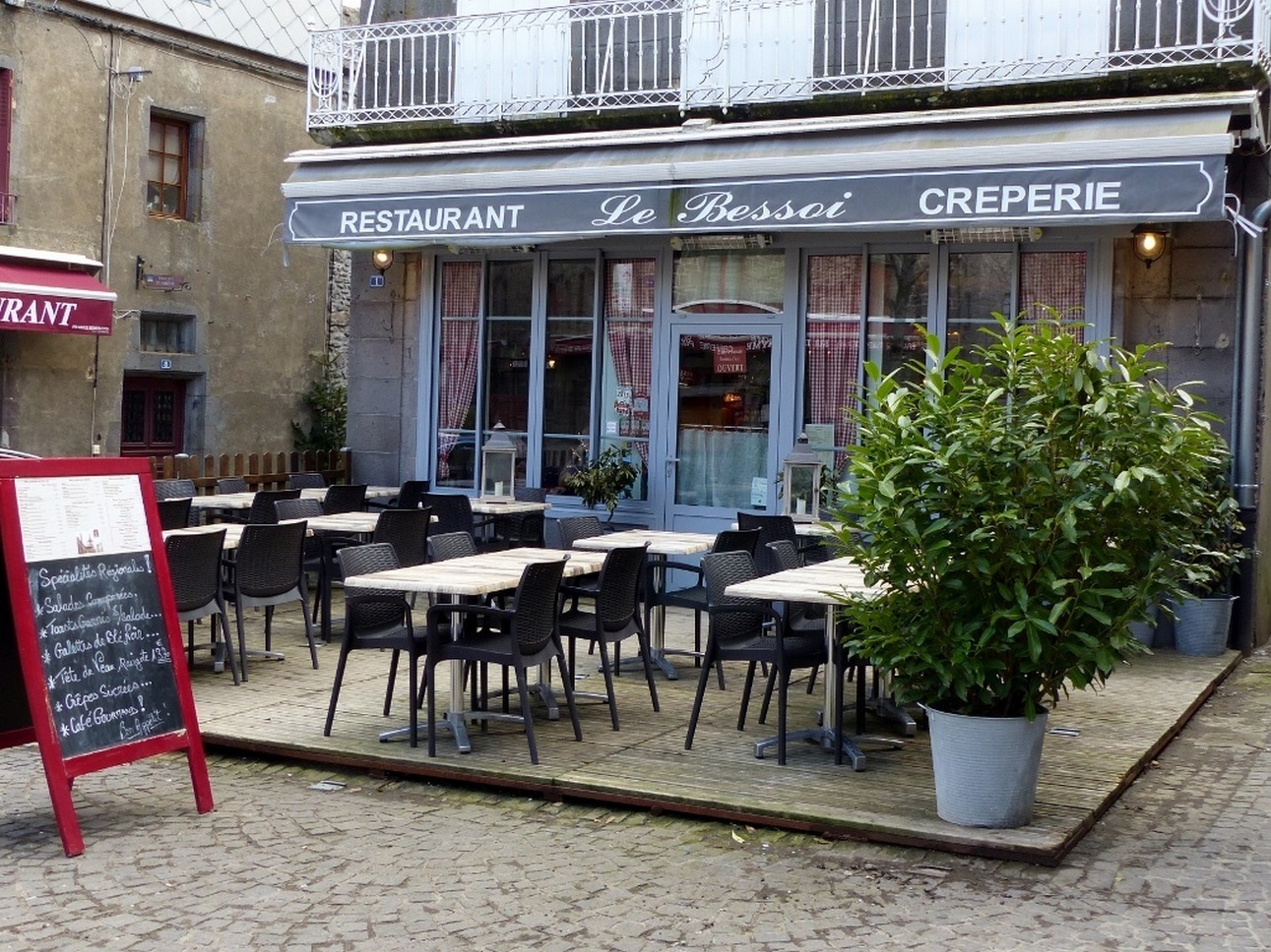 Super Besse - Le Bessoi à Besse, la terrasse bois, très appréciée en été