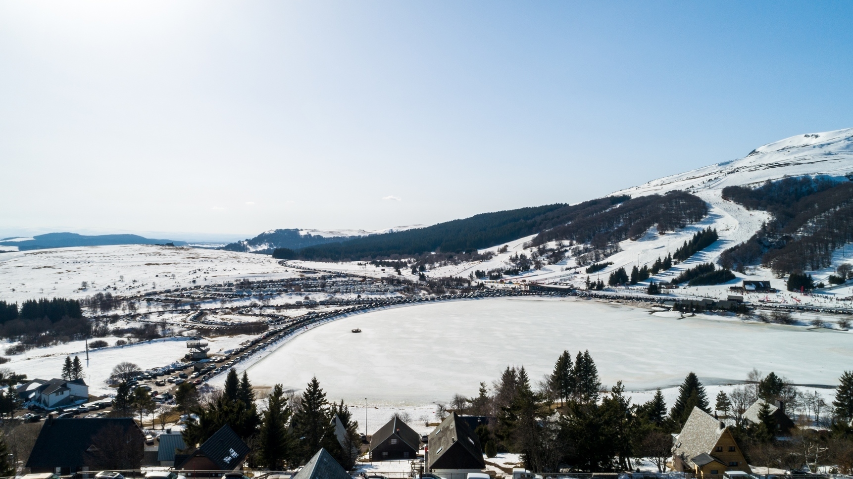 Vue magnifique sur le Lac des Hermines depuis le balcon du Chalet Ma Cambuse à Super Besse