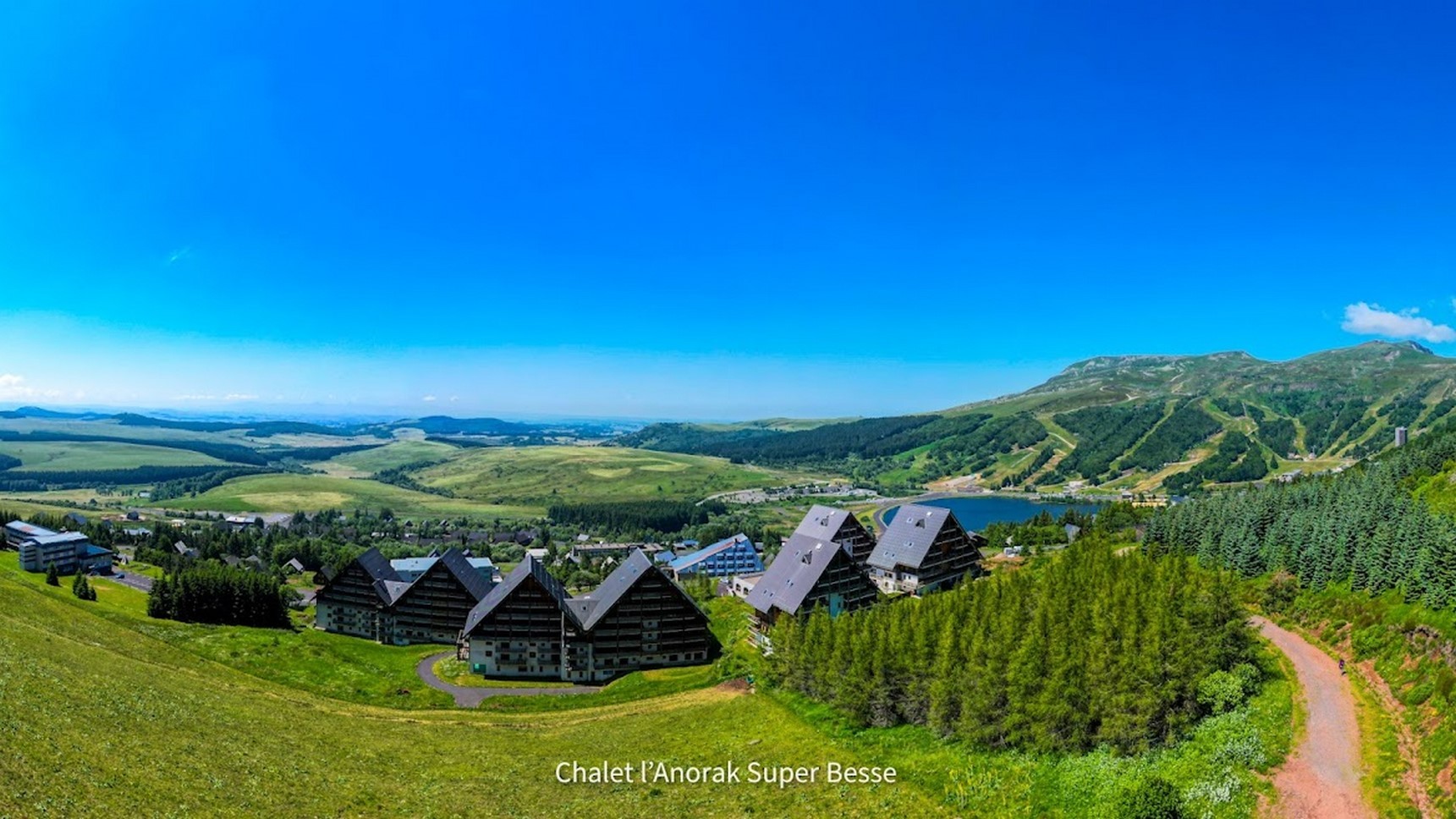  Profitez d'un panorama sur la station estivale de Super Besse depuis le Chalet Ma Cambuse