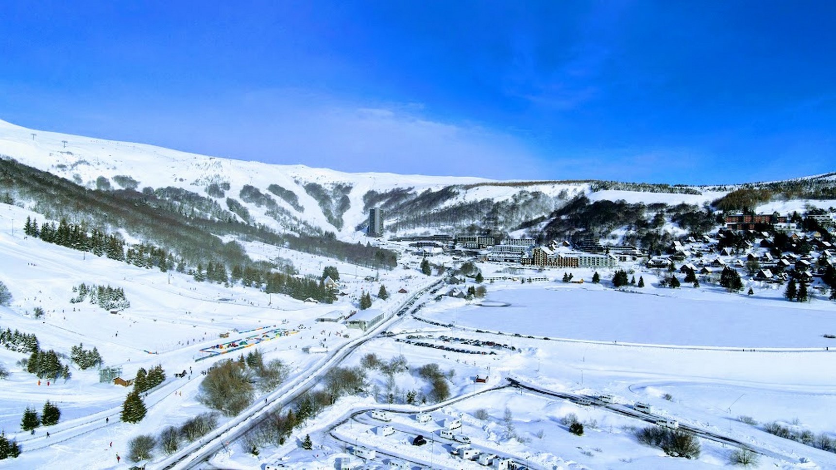 Large panorama sur la station de ski de Super Besse vu depuis le Chalet Ma Cambuse.